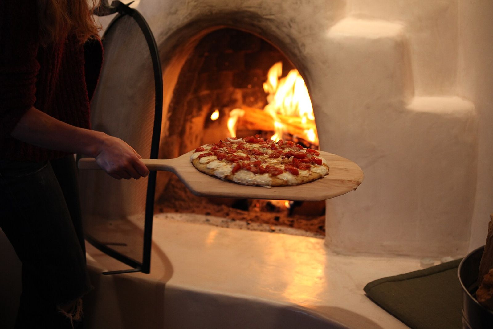 Pizza entrando al horno a leña, estilo Peruita Pizzería & Vino
