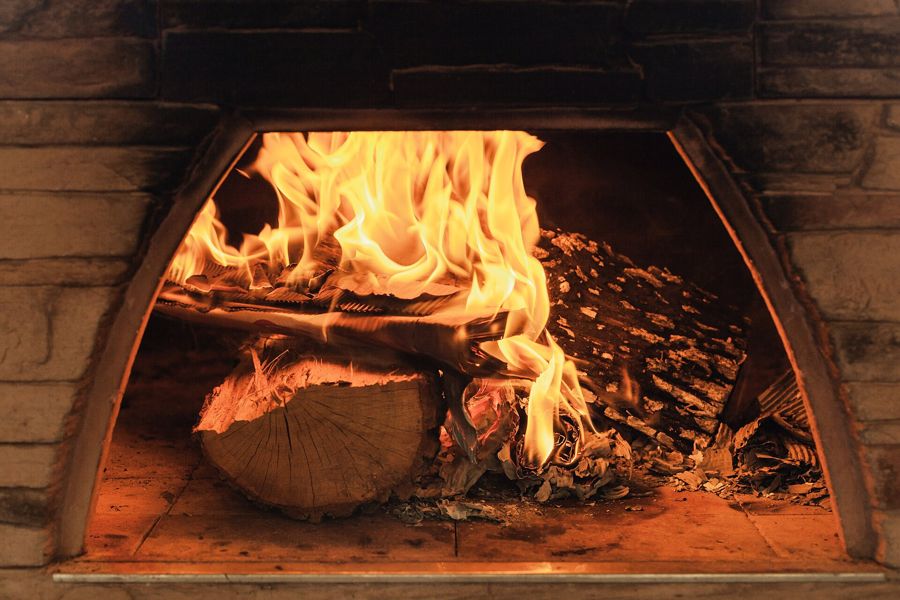 Horno a leña encendido (foto de referencia)