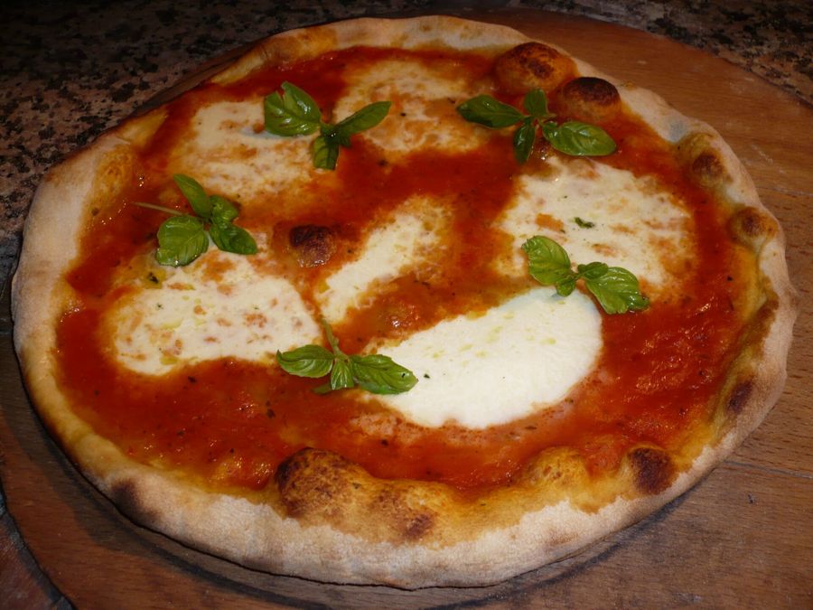 Pizza Margherita con albahaca y mozzarella