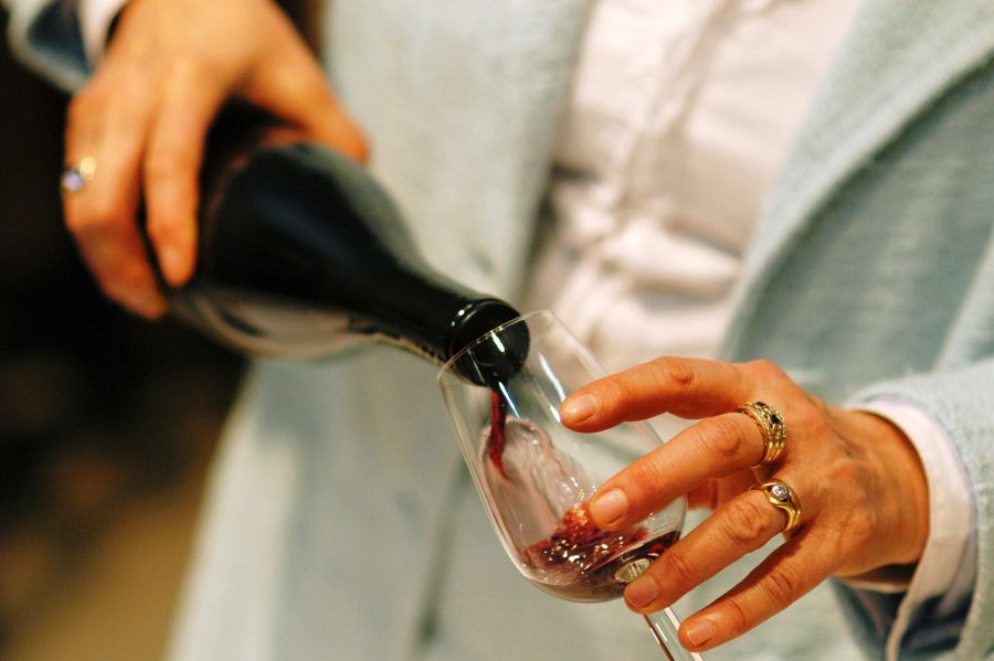 Vino tinto servido en copa
